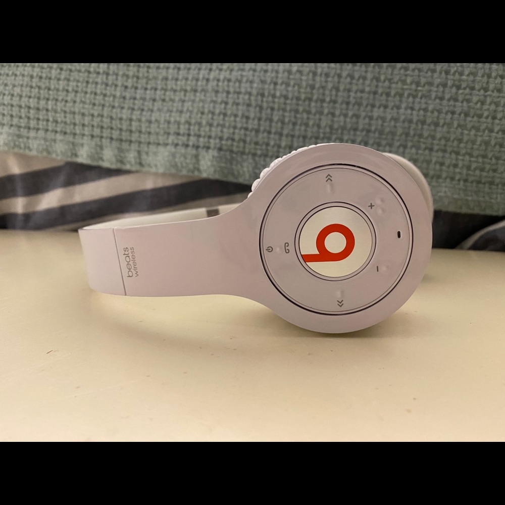 Wireless beats by Dre- white